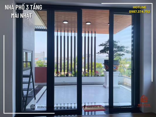 Ban công sân thượng nhà phố 3 tầng mái Nhật 