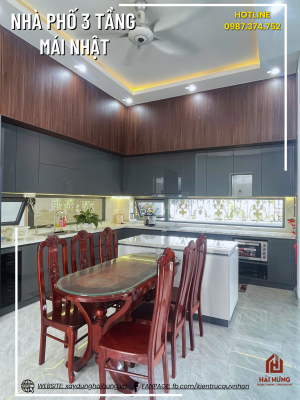 Phòng khách và bếp liên thông của nhà phố mái Nhật