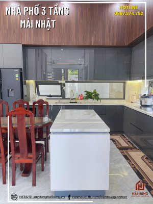 Phòng khách và bếp liên thông của nhà phố mái Nhật