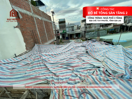 Bảo dưỡng bê tông ngay sau đổ công tác đổ bê tông sàn tầng 2 nhà phố 3 tầng bằng bê tông thương phẩm tại Tuy Phước, Tỉnh Gia Lai