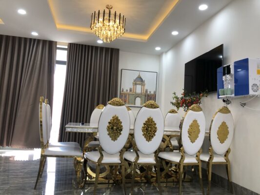 Không gian khu vực phòng bếp kết hợp bàn ăn
