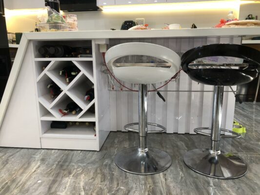 Khu vực bếp nấu và bếp đảo thiết kế sang trọng tinh tế cho không gian căn phòng