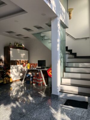 Sảnh tầng 1 để xe kết hợp thang máy thuạn tiện cho di chuyển