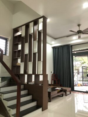 Vách ngăn cầu thang phòng khách bếp