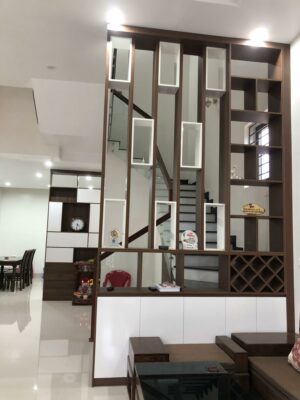 Vách ngăn cầu thang phòng khách bếp