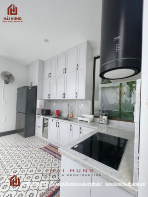 Phòng bếp gỗ căm xe sơn trắng sang trọng biệt thự phố 3 tầng hiện đại