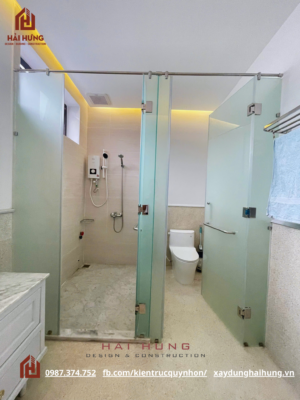 Phòng tắm cửa kính không gian mở và thoáng rộng rãi dễ dàng cho sinh hoạt